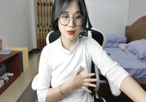O colega individual flerta com a linda garota