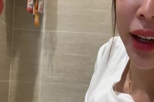 Belos seios estão soprando uma trombeta para um pau grande