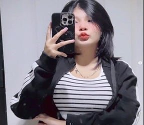 Linda irmã está tirando uma selfie